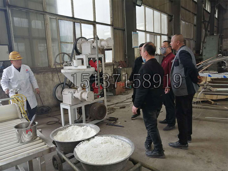 多功能米線機試機中